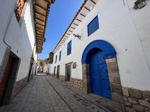 Vista frontal de la propiedad
