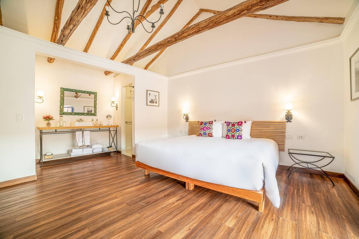 Luxe beddengoed, donsdekens, een kluis op de kamer