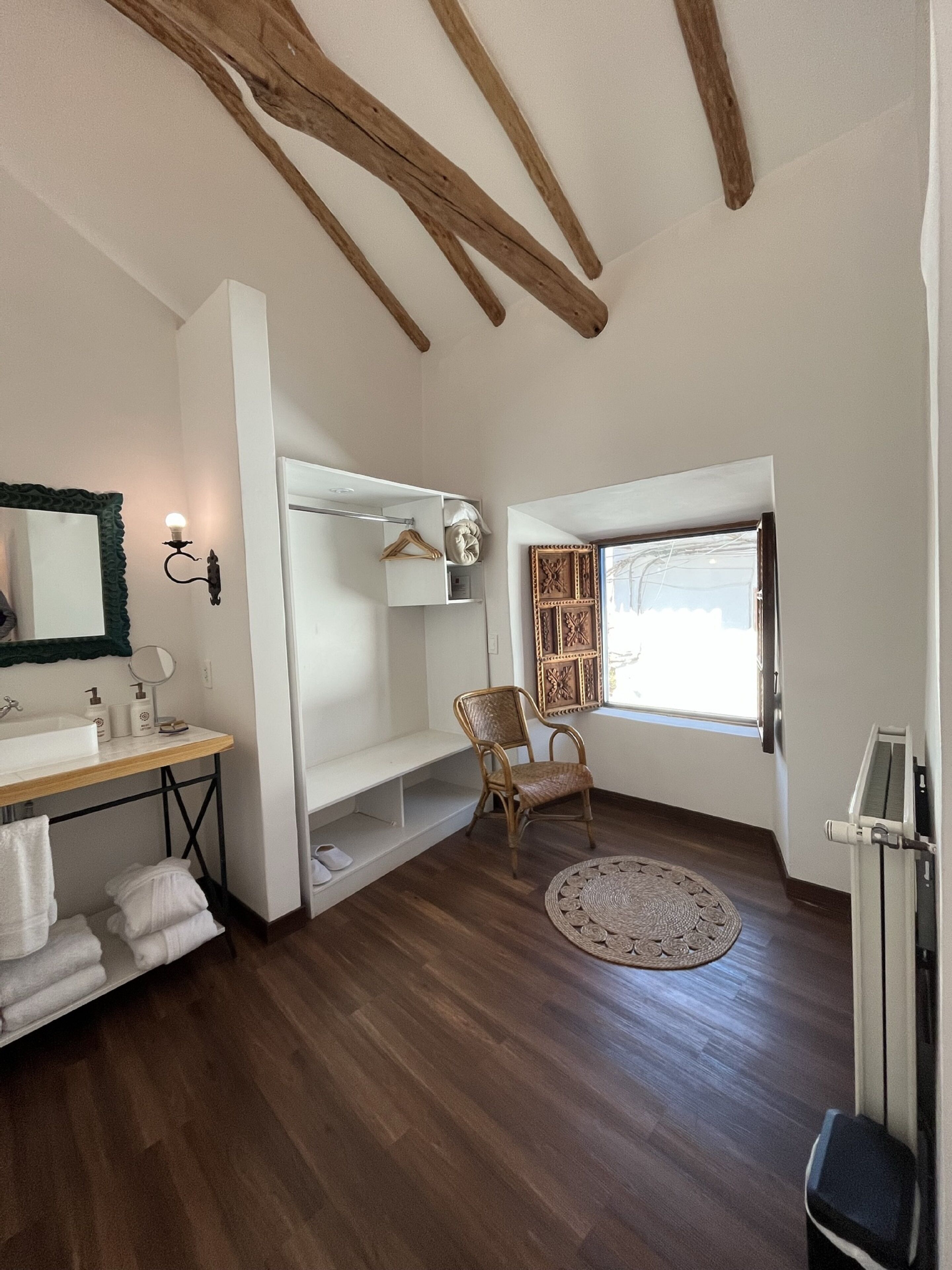Junior Suite | Bathroom | Shower, designer toiletries, towels