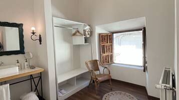 Junior-suite | Badeværelse | Bruser, designertoiletartikler, håndklæder