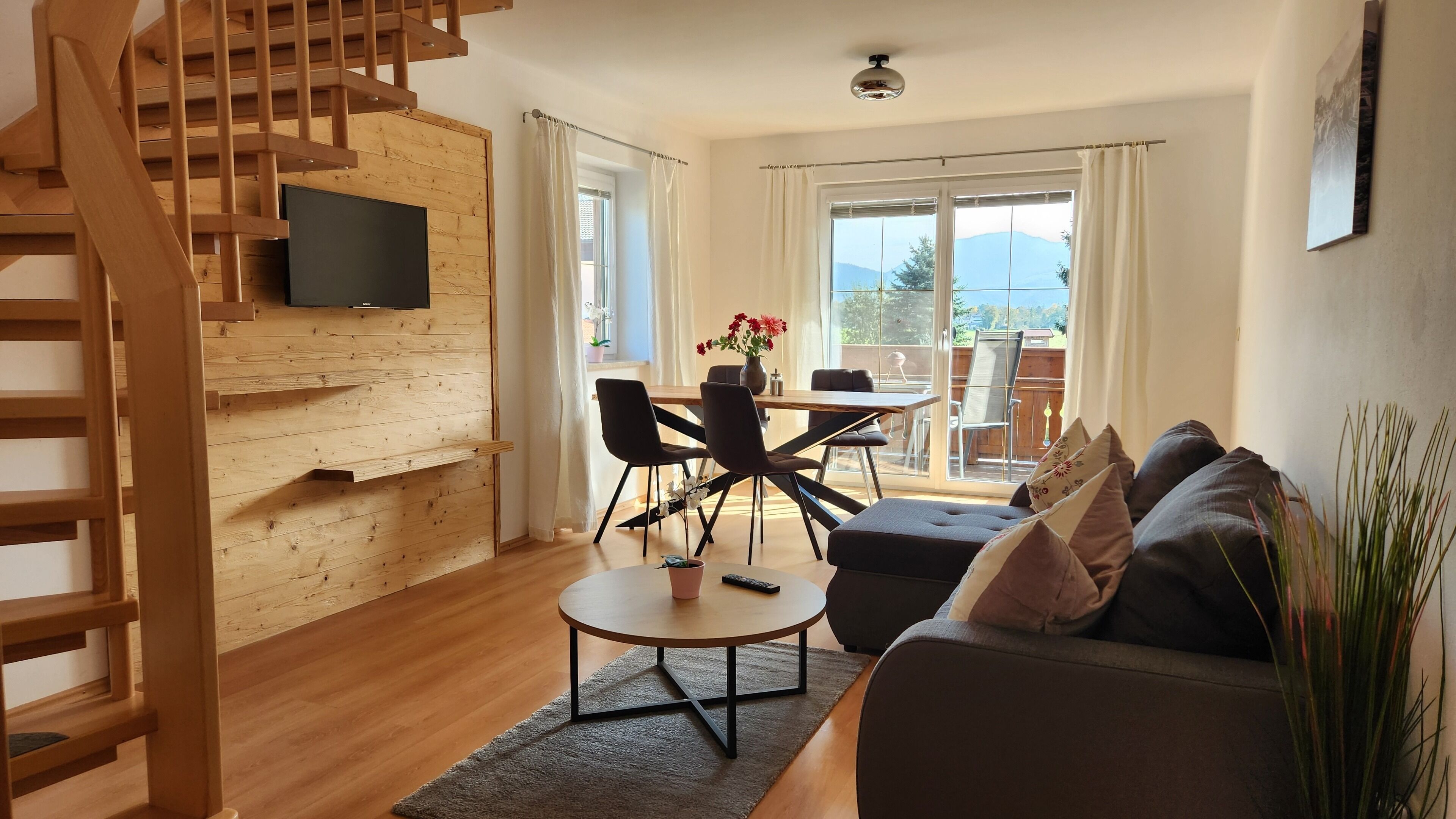 Family Apartment | Ruang tamu | 80 cm televisyen skrin rata dengan satelit 