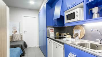 Estudio clásico (double) | Cocineta privada | Refrigerador, microondas, cafetera y tetera y utensilios de cocina