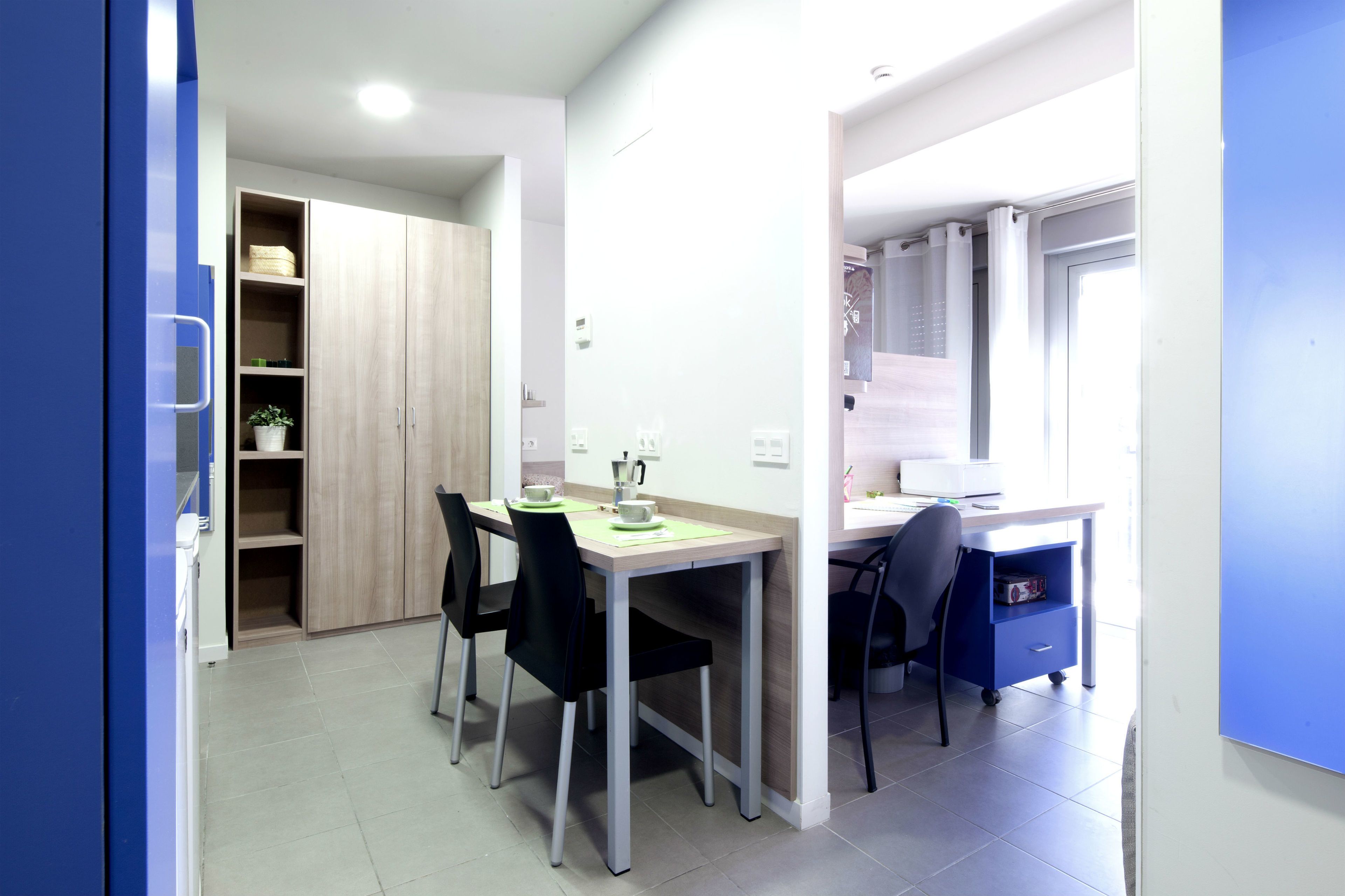 Bàn, bàn ủi/dụng cụ ủi quần áo, nôi (giường cho trẻ sơ sinh) miễn phí 