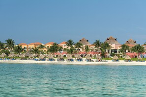 Am Strand, Liegestühle, Sonnenschirme, Strandtücher