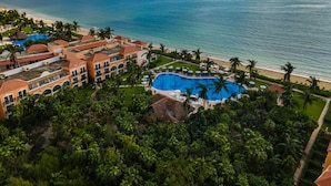 A resort with a large pool, beach access, and lush greenery. - El Beso Adults Only at Ocean Coral & Turquesa - All inclusive (Puerto Morelos)