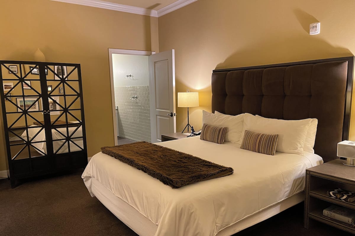 ADA Premium Room | Ropa de cama de alta calidad y caja de seguridad en la habitación