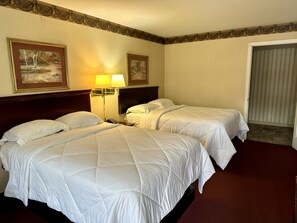 Escritorio, sistema de insonorización y tabla de planchar con plancha 