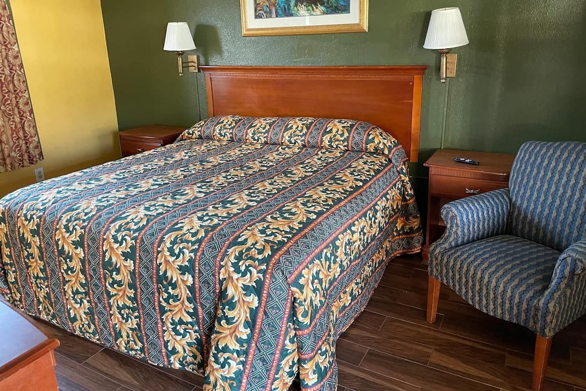 客房, 1 张特大床, 无烟房 | 熨斗/熨板、免费 WiFi