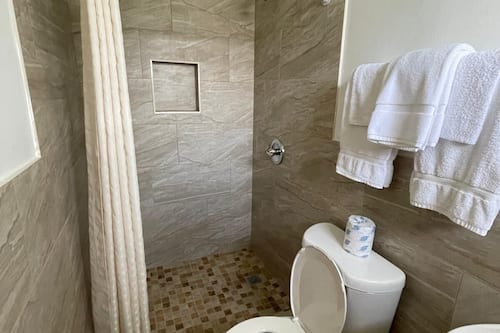Habitación, 2 camas matrimoniales, para no fumadores | Baño | Amenidades de baño gratuitas, secadora de cabello, toallas