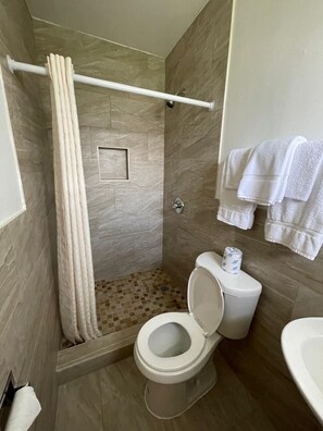 Habitación, 2 camas matrimoniales, para no fumadores | Baño | Regadera, amenidades de baño gratuitas, toallas 