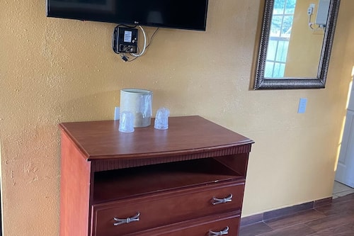 Habitación, 2 camas matrimoniales, para no fumadores | Escritorio, tabla de planchar con plancha, wifi gratis y ropa de cama