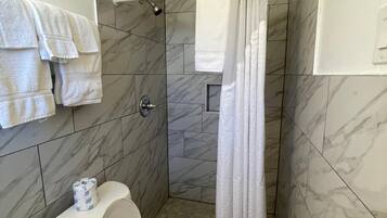 Rom, 2 dobbeltsenger, ikke-røyk | Bad | Dusj, toalettartikler (inkludert) og håndklær