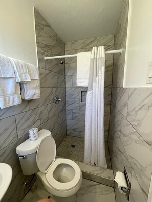 客房, 2 张双人床, 无烟房 | 浴室 | 淋浴设施、免费洗浴用品、毛巾