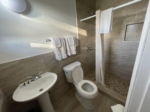 Ducha, artículos de tocador gratuitos, toallas