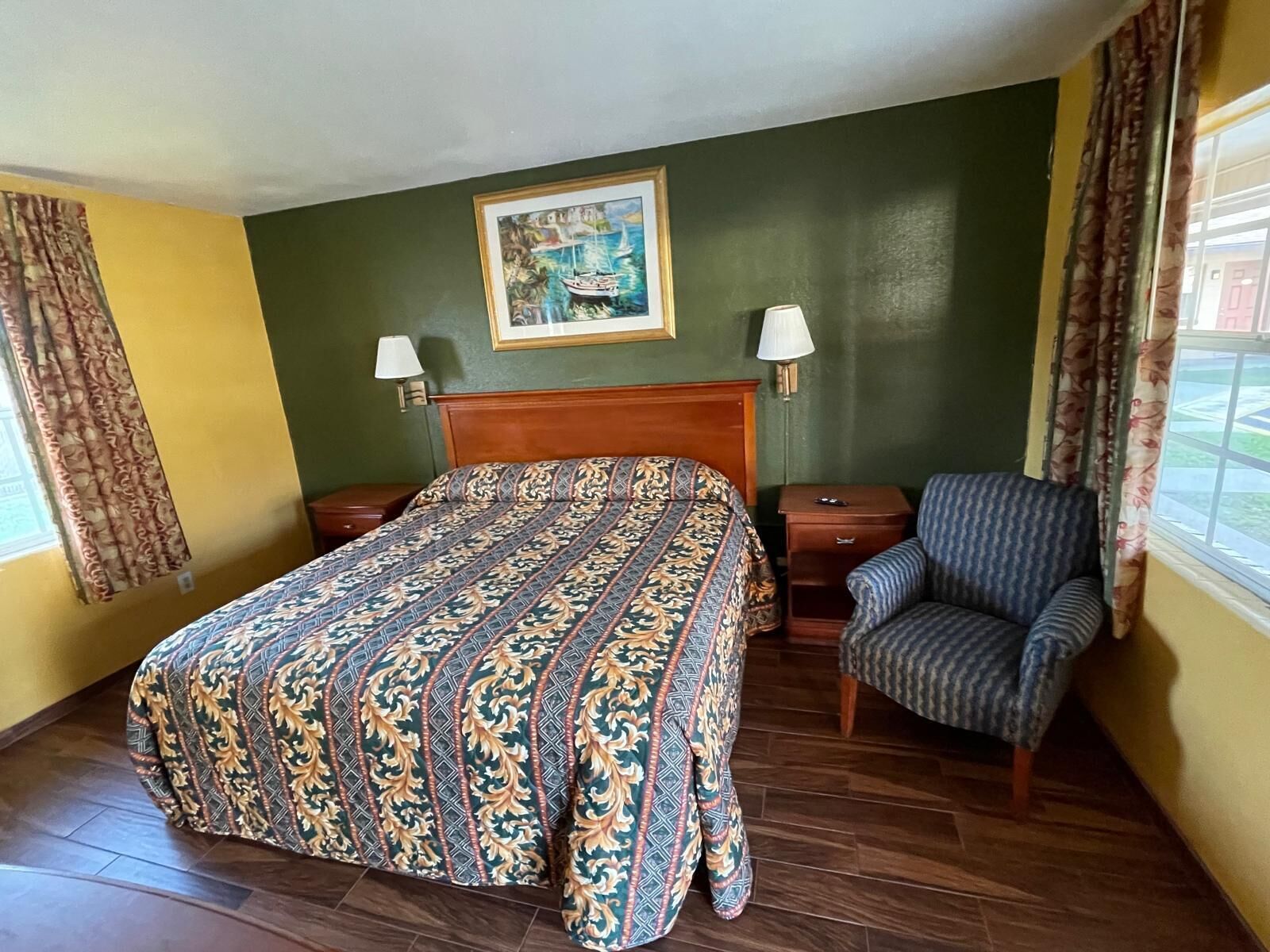 Room, 1 King Bed, Non Smoking | Iron/ironing board, free WiFi