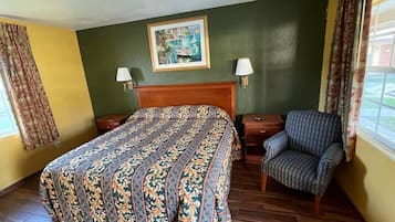 Room, 1 King Bed, Non Smoking | Iron/ironing board, free WiFi