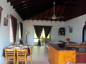 Een koelkast, een microgolfoven, een kookplaat