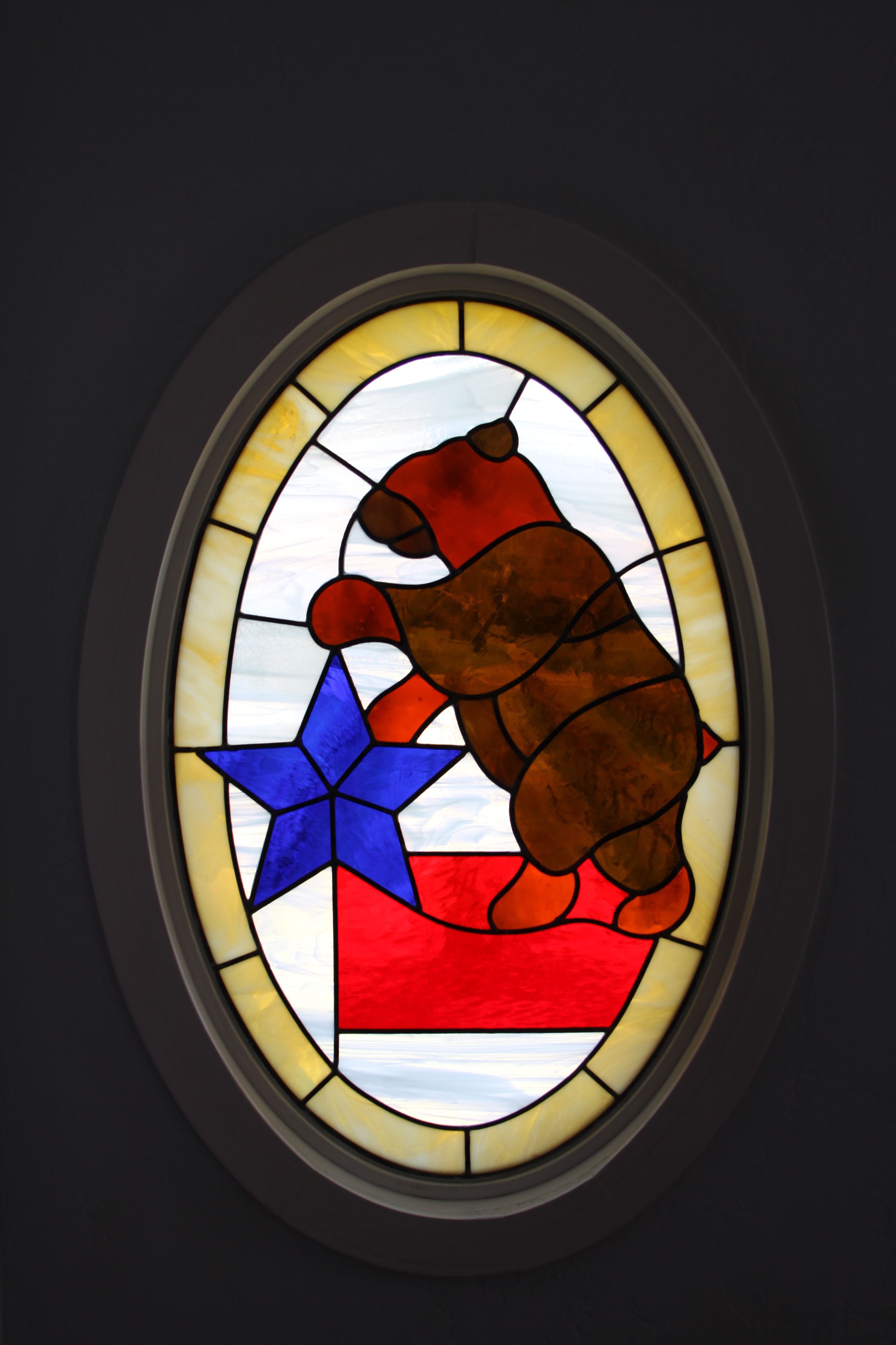 Vitral com um urso e uma estrela.