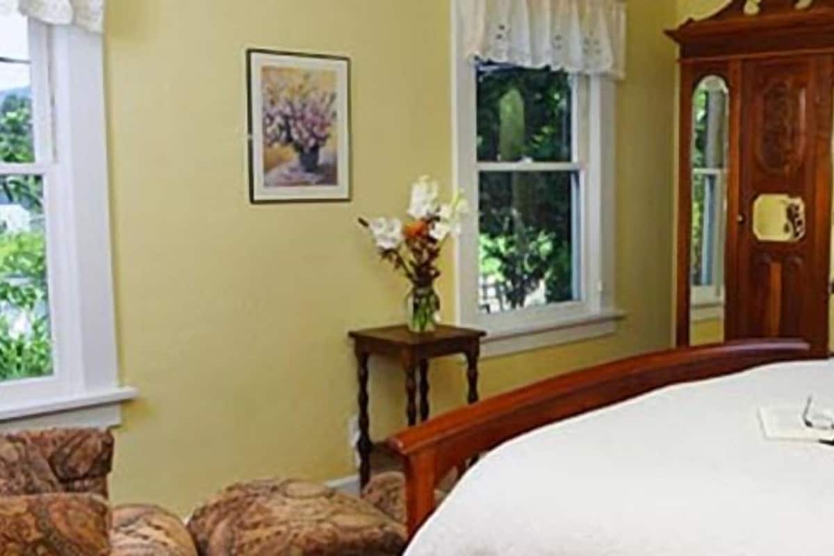 Sherwood Room, 1 Queen Bed, Garden View with Detached Bathroom | Gratis wifi, beddengoed