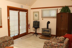 Cottage, 1 Queen Bed with Sofa bed, Patio | Free WiFi, bed sheets