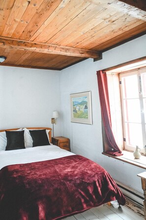 6 bedrooms, soundproofing, free WiFi, bed sheets