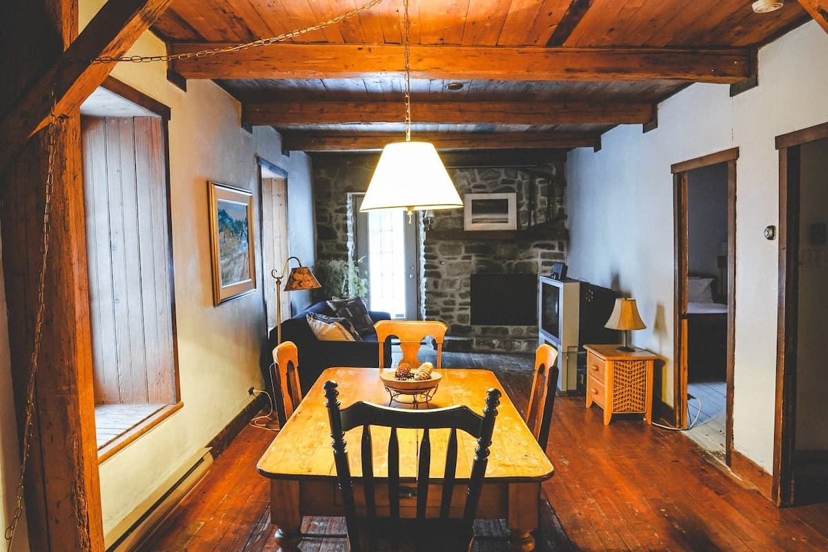 6 bedrooms, soundproofing, WiFi (free), bed sheets