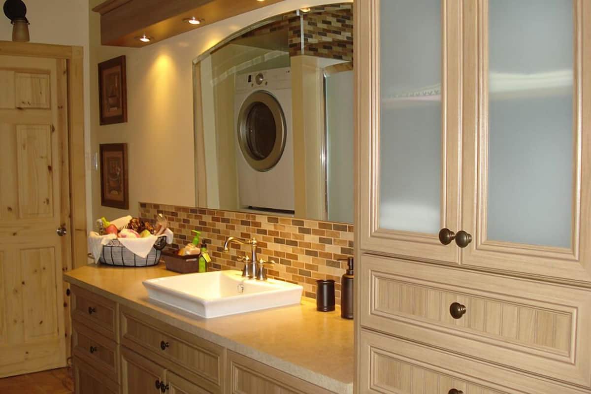 deluxe apartment (8 people) | bathroom | free toiletries, hair dryer, towels, soap