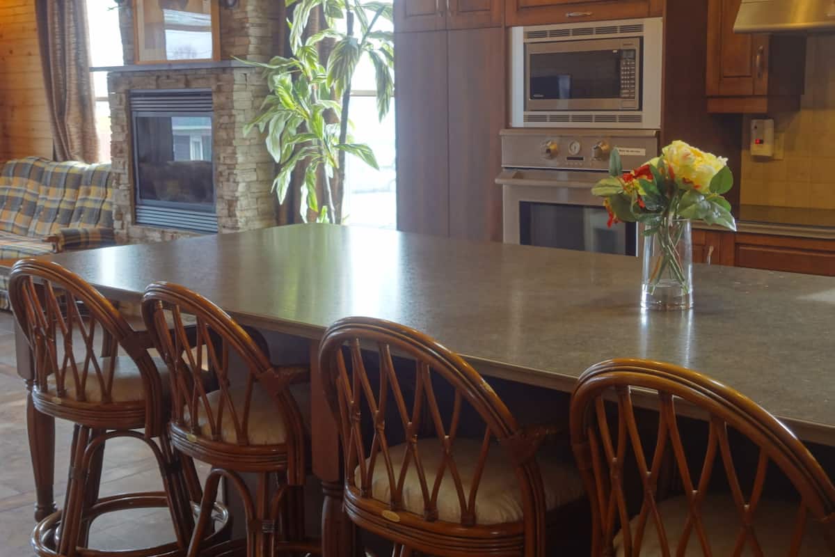 deluxe apartment (8 people) | in-room dining