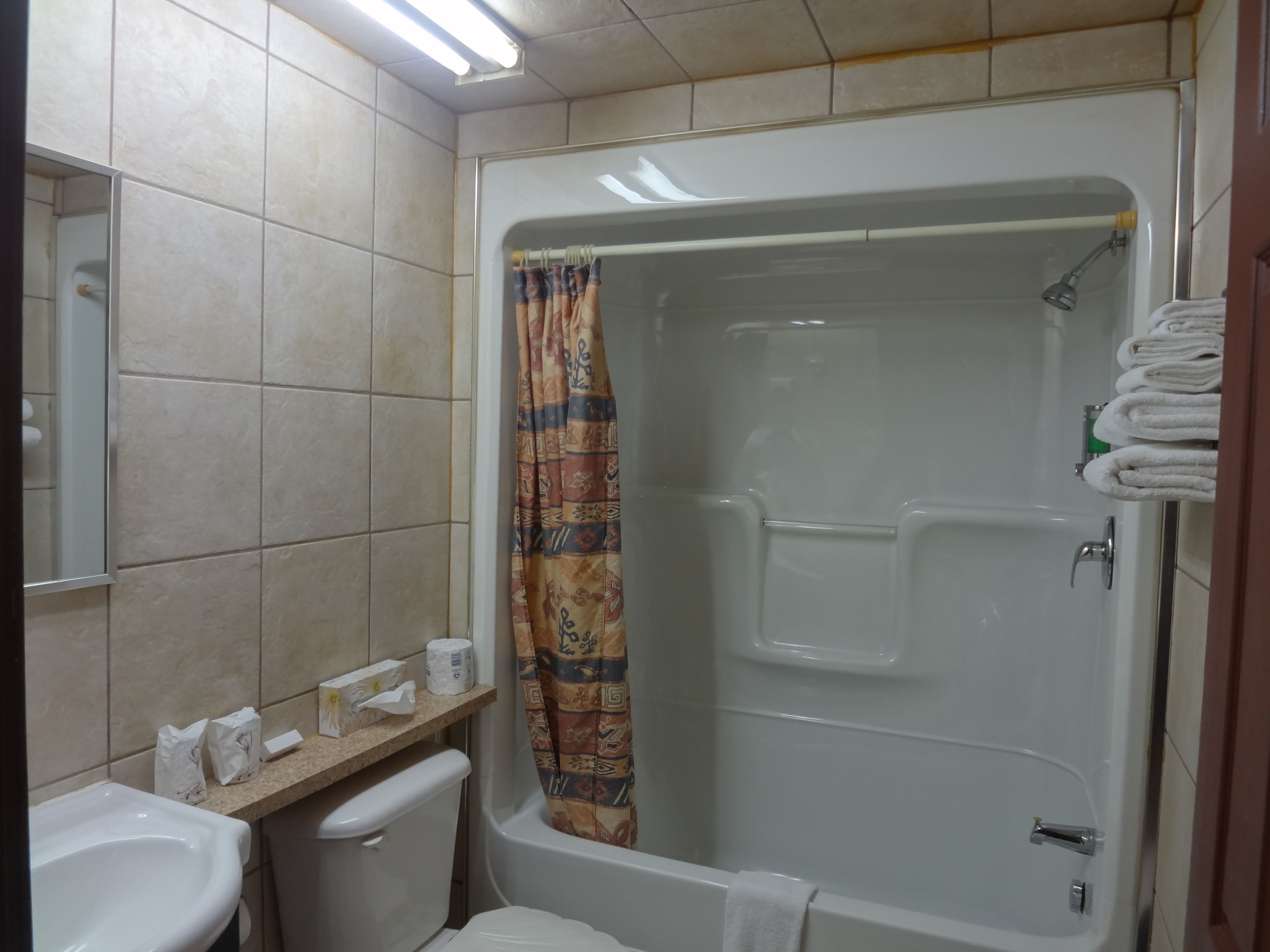 standard queen bed smooking room | bathroom | free toiletries, hair dryer, towels, soap