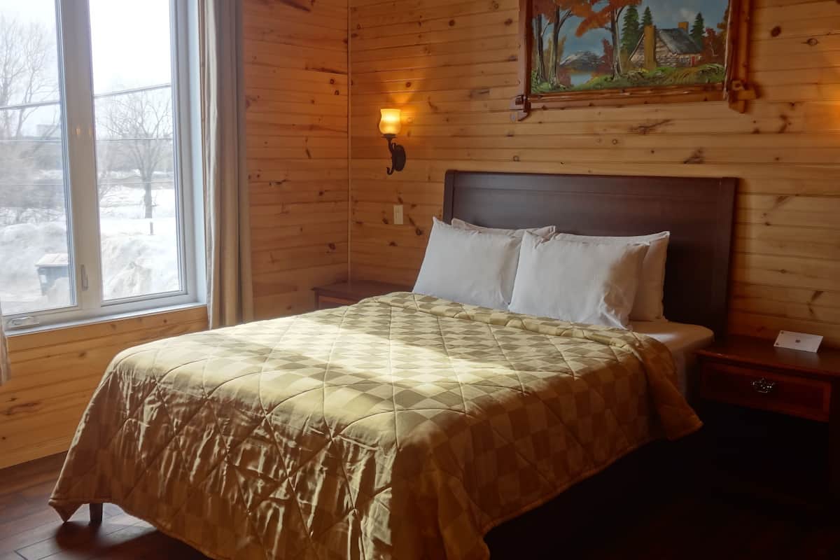 deluxe apartment (8 people) | desk, blackout curtains, free wifi, bed sheets