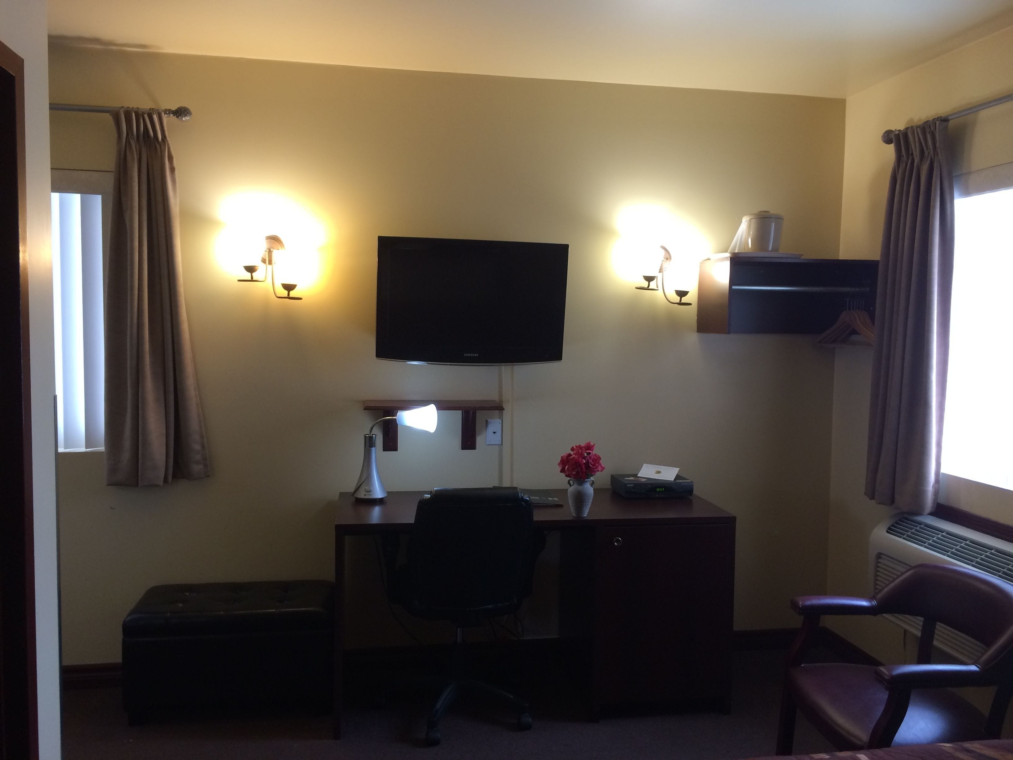 standard room, 1 queen bed | living area | tv