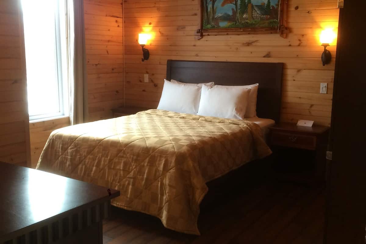 deluxe apartment (8 people) | desk, blackout curtains, free wifi, bed sheets