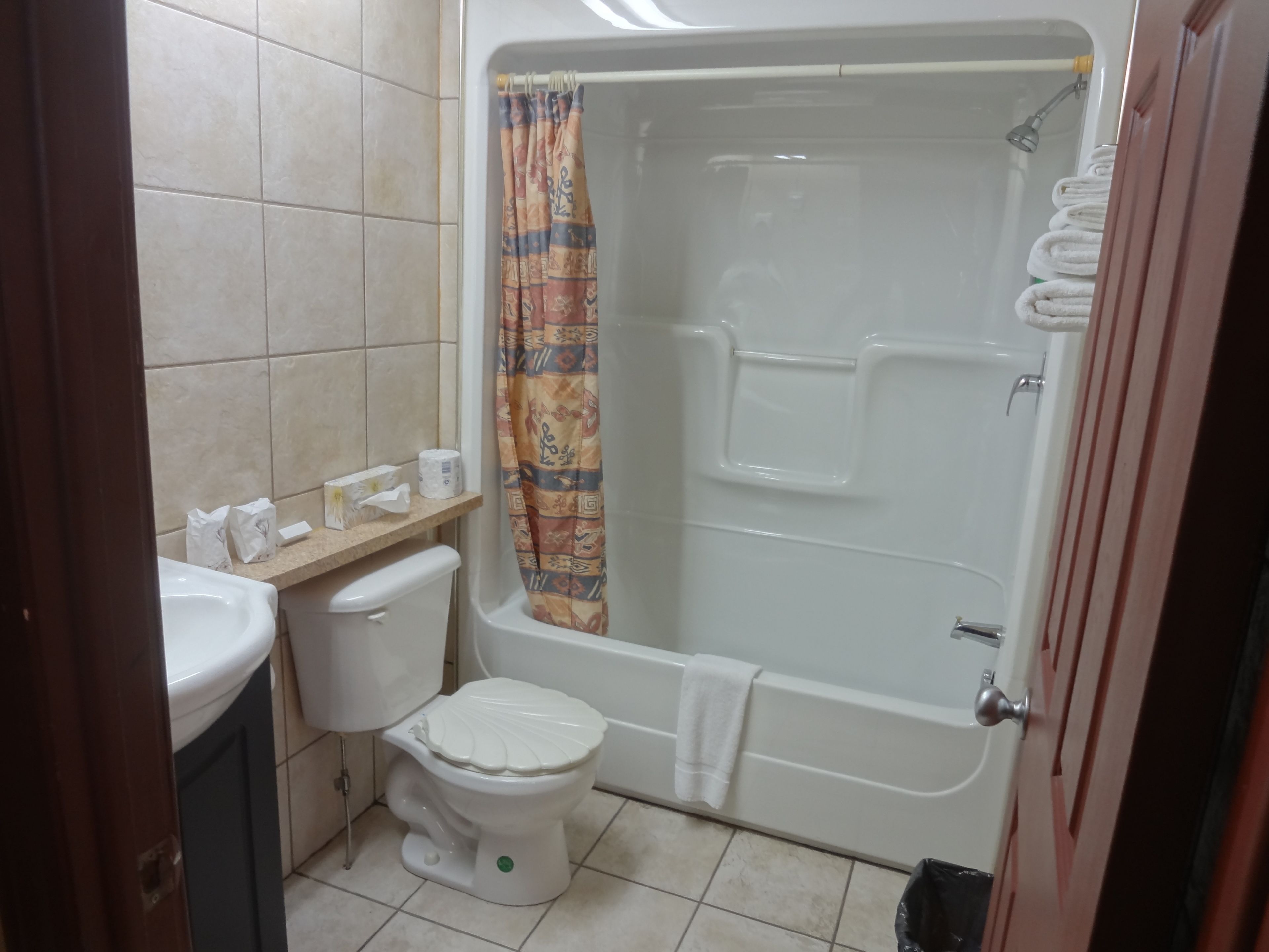standard queen bed smooking room | bathroom | free toiletries, hair dryer, towels, soap
