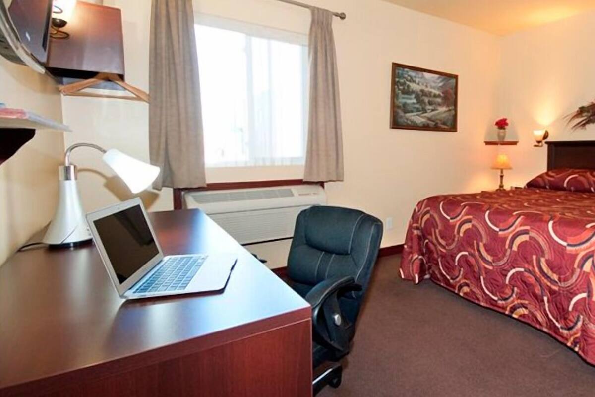 Standard Room, 1 Queen Bed | Desk, blackout drapes, WiFi (free), bed sheets