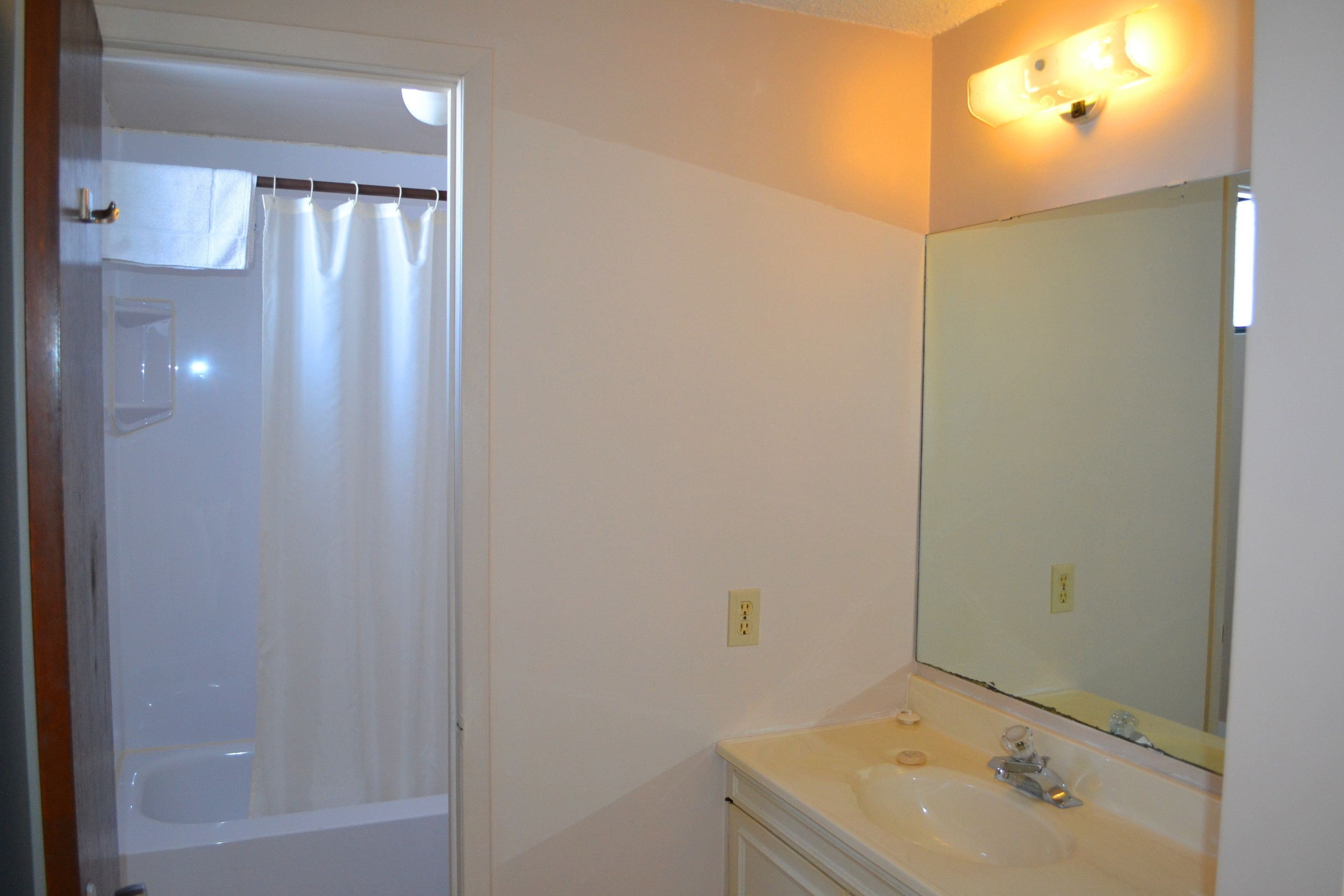 Duschwanne, kostenlose Toilettenartikel, Haartrockner, Handtücher