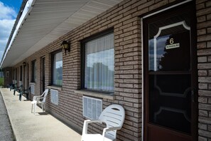 Exterior - Lighthouse Motel (South Bruce)