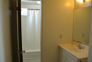 Chambre Standard, 1 grand lit | Salle de bain | Ensemble douche/baignoire, articles de toilette gratuits, sĂšche-cheveux
