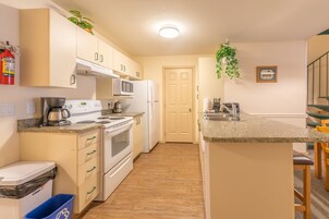 Refrigerador con freezer, microondas, horno, placa de cocina