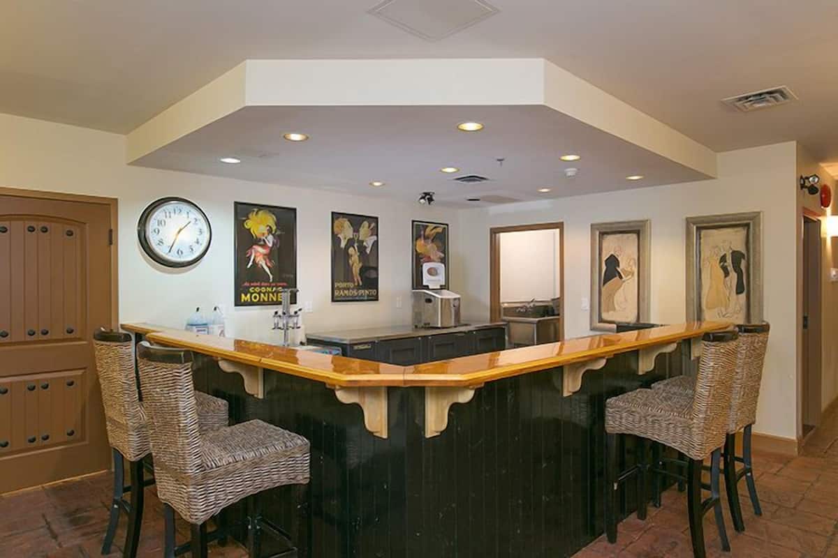 grand villa, multiple bedrooms, hot tub, lake view (13 beds, sleeps 22 people) | in-room dining