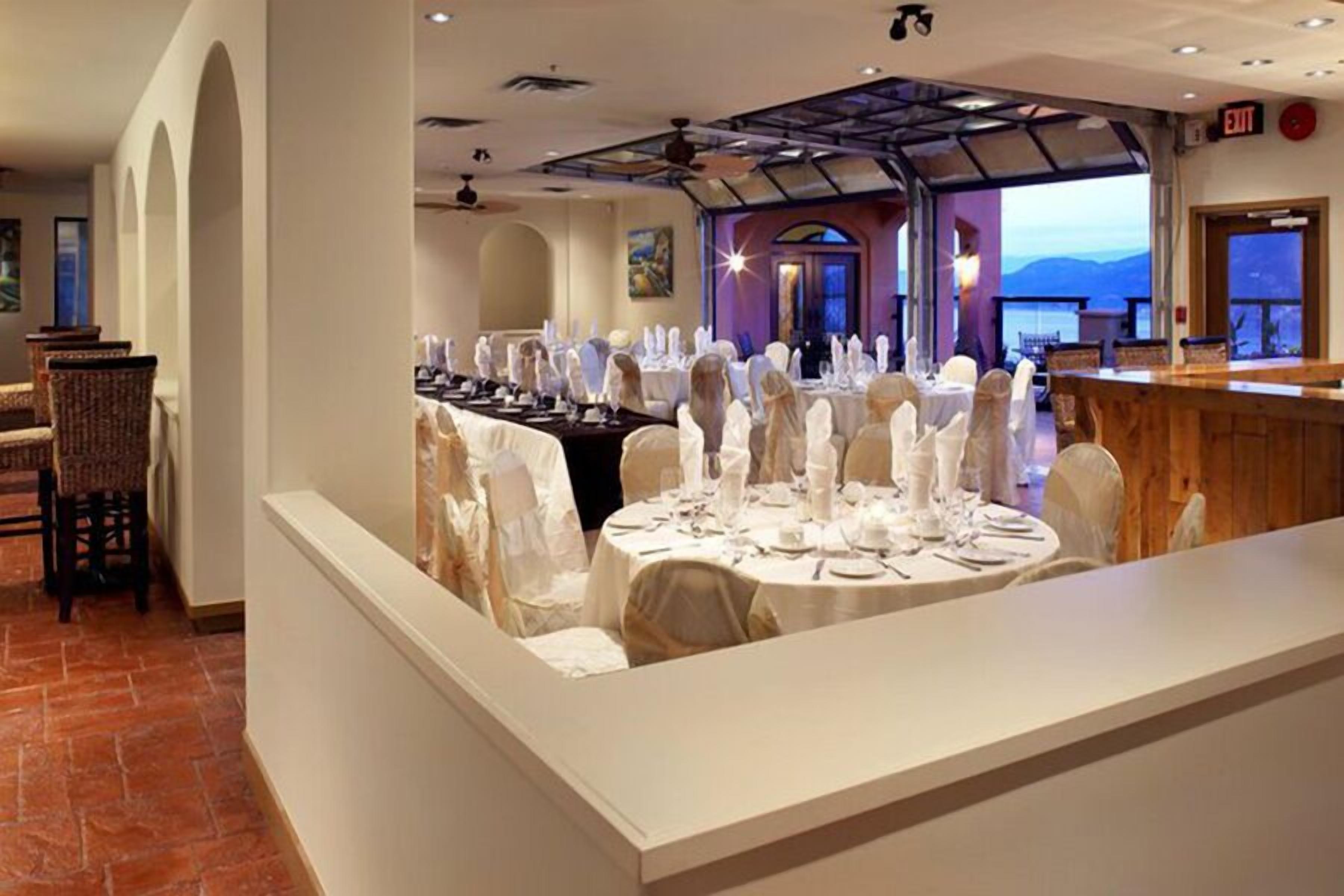 grand villa, multiple bedrooms, hot tub, lake view (13 beds, sleeps 22 people) | in-room dining