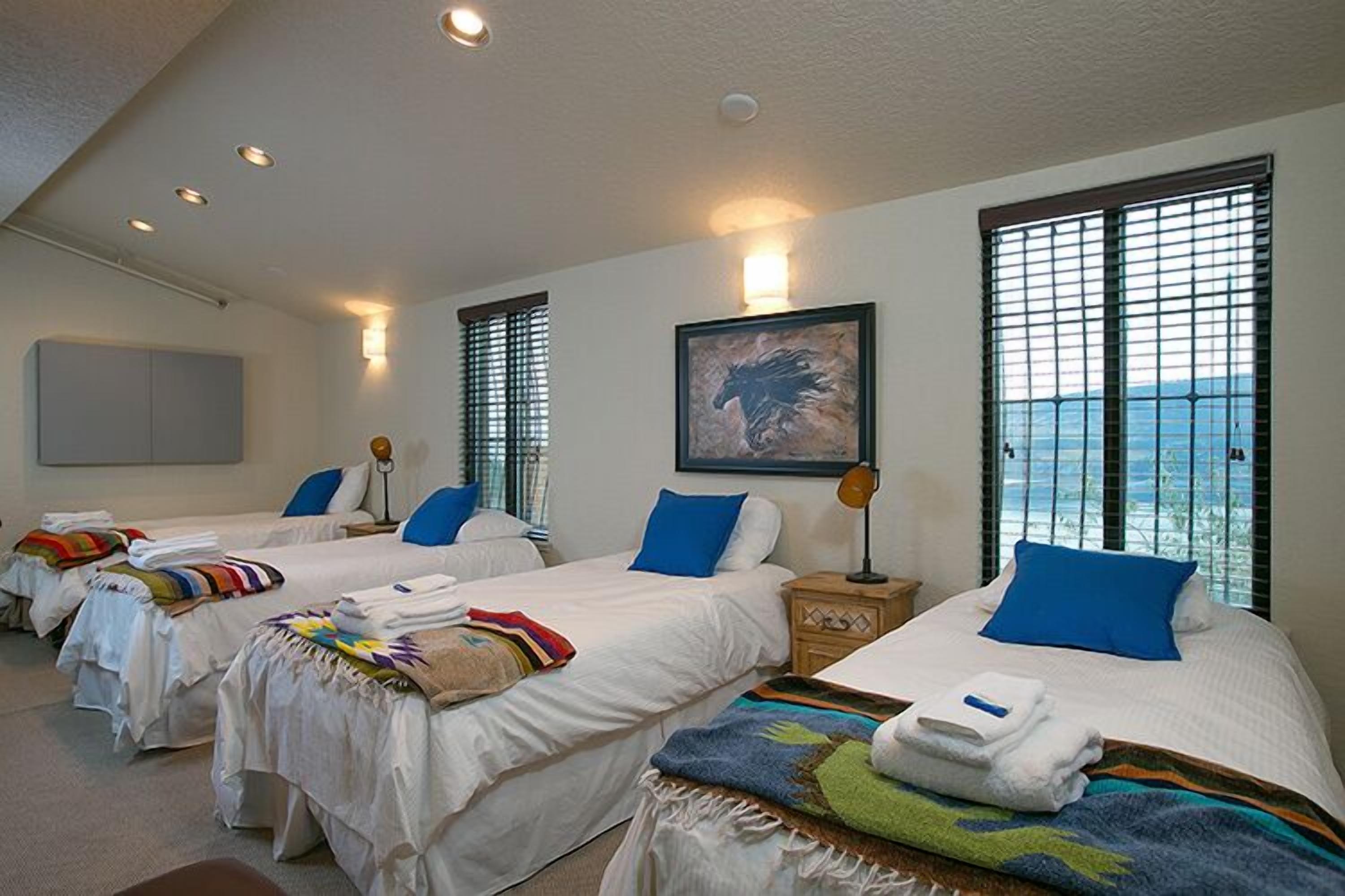 grand villa, multiple bedrooms, hot tub, lake view (13 beds, sleeps 22 people) | individually decorated, individually furnished, iron/ironing board