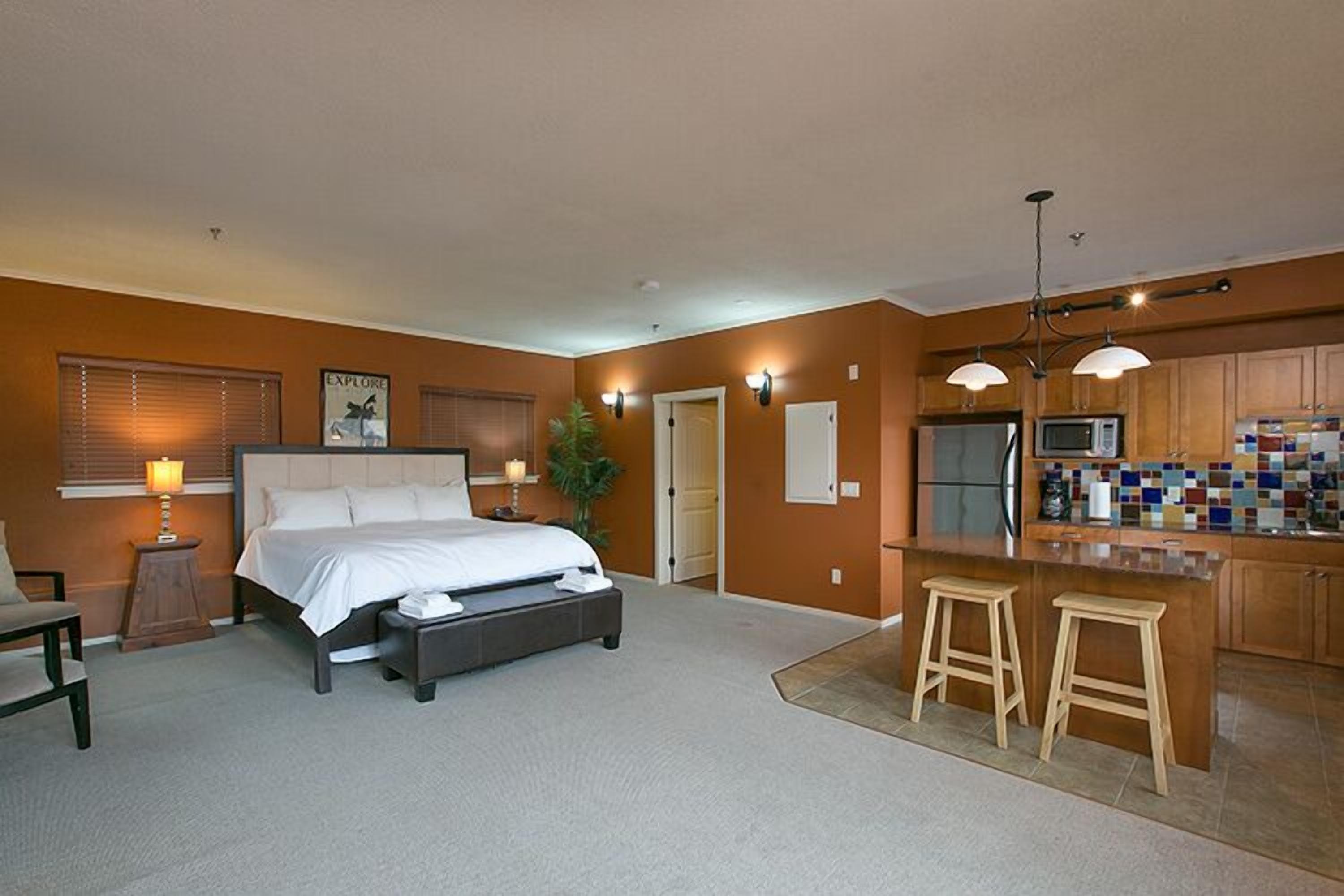 grand villa, multiple bedrooms, hot tub, lake view (13 beds, sleeps 22 people) | individually decorated, individually furnished, iron/ironing board