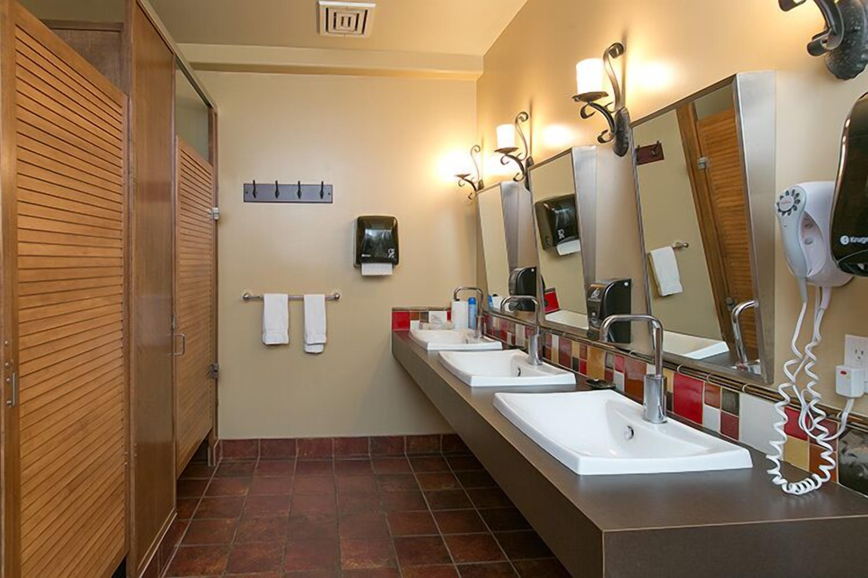 grand villa, multiple bedrooms, hot tub, lake view (13 beds, sleeps 22 people) | bathroom sink