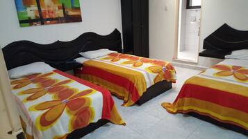 Habitación cuádruple | Escritorio, camas extra y wifi gratis