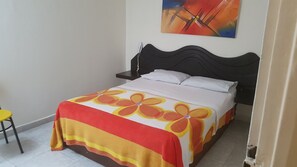 Kamar Double | Meja kerja, tempat tidur lipat/tambahan, dan Wi-Fi gratis