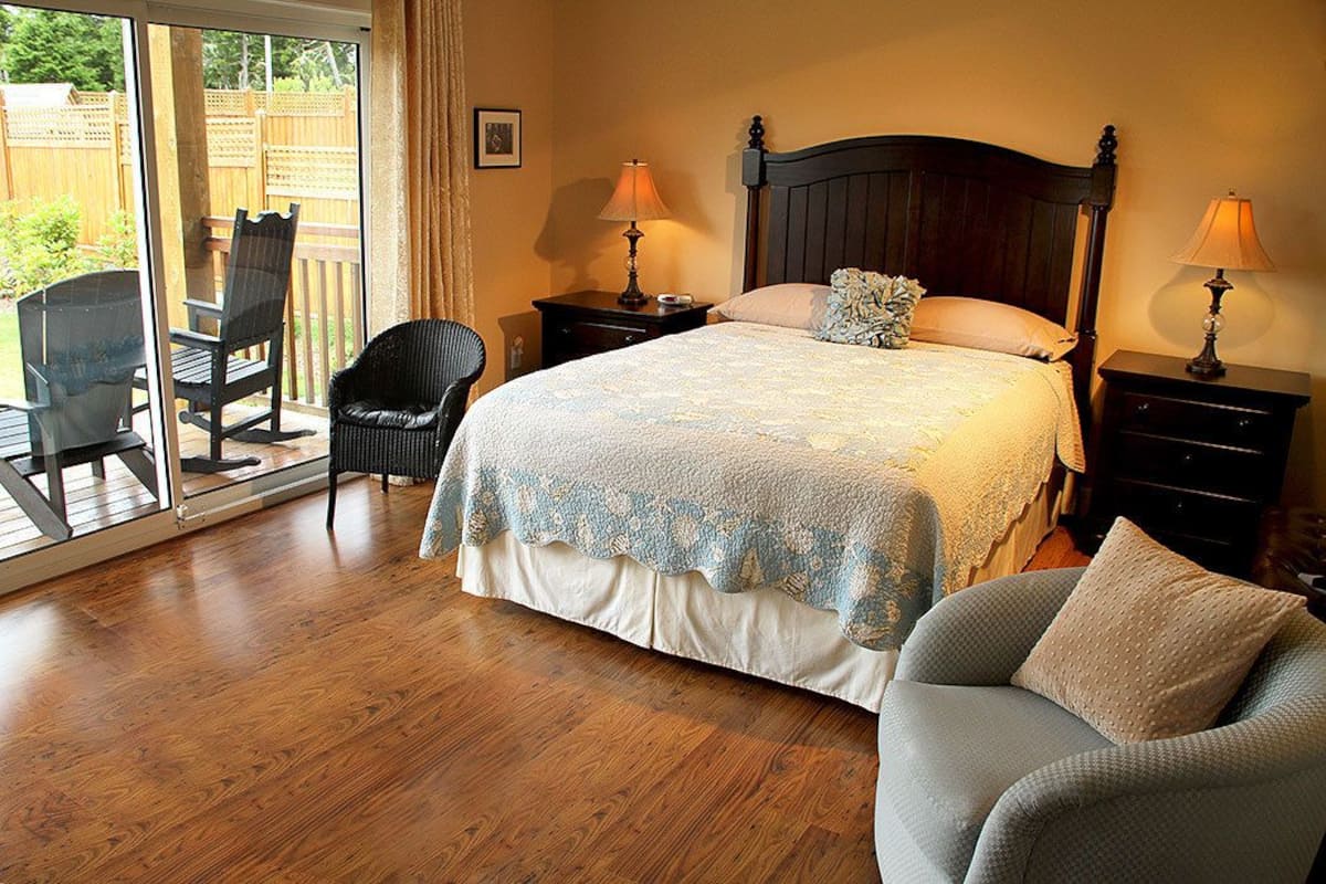 Suite Deluks, 1 Tempat Tidur Queen, area taman | 1 kamar tidur, seprai premium, dan bantalan ekstra lembut