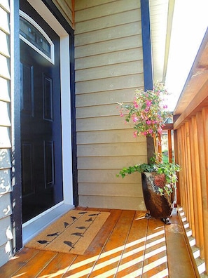 Property entrance - Ocean Mist Guesthouse (Ucluelet)