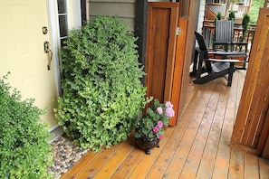 Front of property - Ocean Mist Guesthouse (Ucluelet)