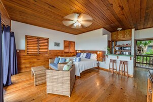 Port Royal Suite - Premium Studio, 1 King Bed, Oceanview, Ground Floor Unit | Ropa de cama de alta calidad, caja fuerte, cortinas opacas y wifi gratis