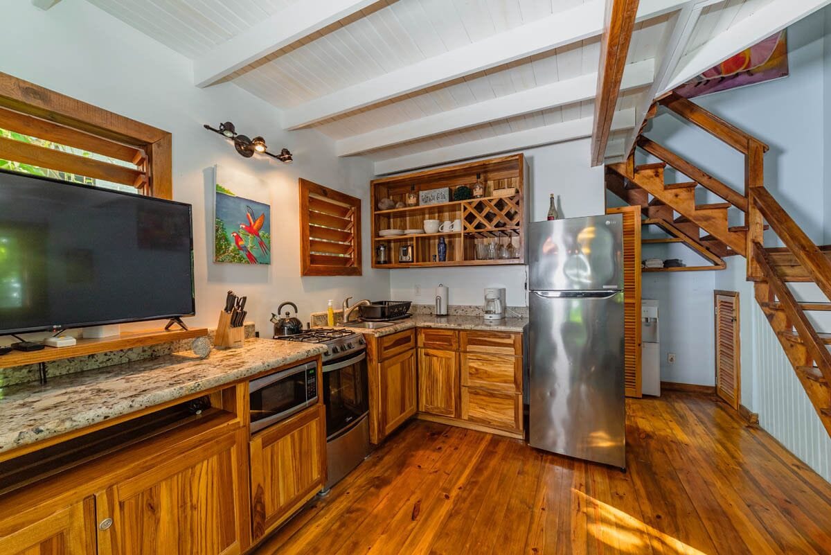 alligator nose - premium cottage, 1 queen bed, garden area | private kitchen | fridge, microwave, oven, stovetop